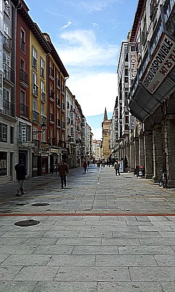 Calle de la Paloma con la catedral al fondo a la derecha