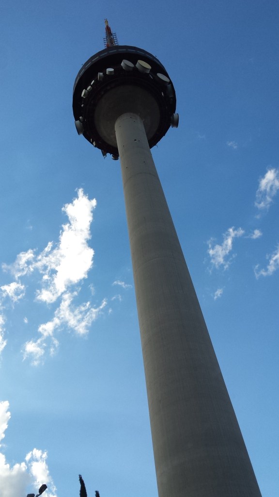 El Pirulí desde su base. Majestuoso.