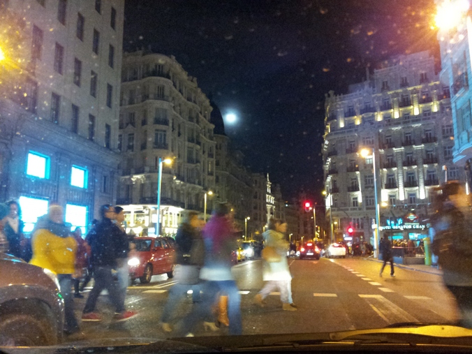 La Gran Vía de Madrid de noche. Se ve la Luna