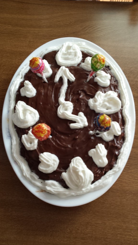 Tarta adornada con nata y cuatro Chupa-Chups