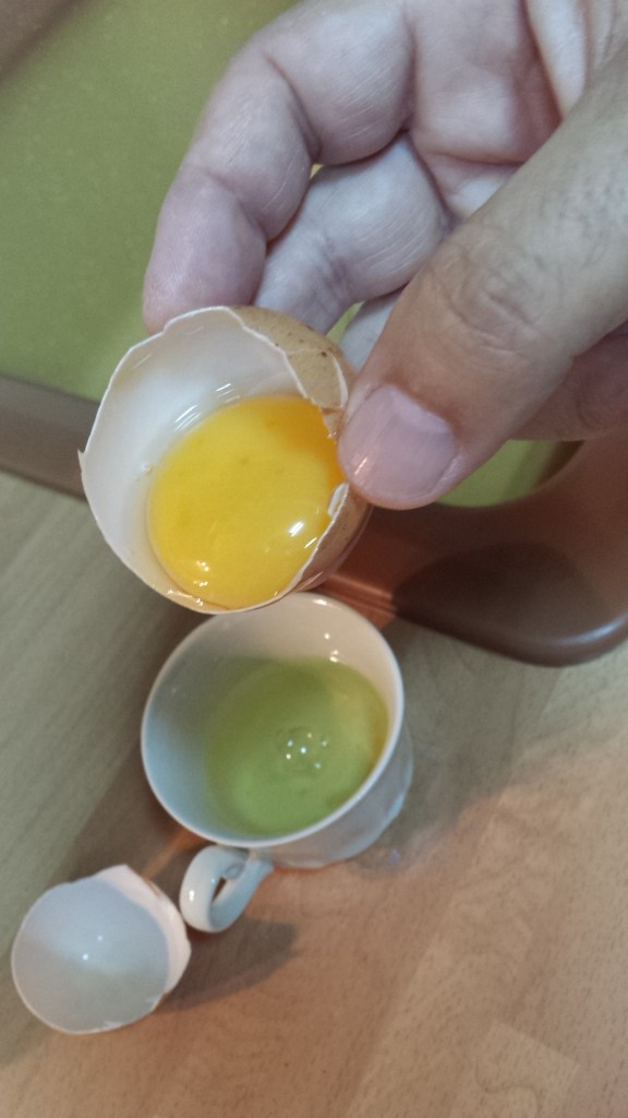 Separando la clara y la yema