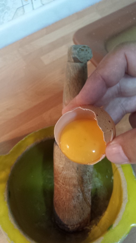 Añadir la yema al ajo picado