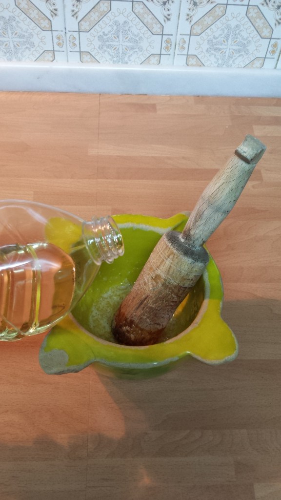Añadir al principio unas gotas de aceite e ir aumentando luego las cantidades conforme se va espesando