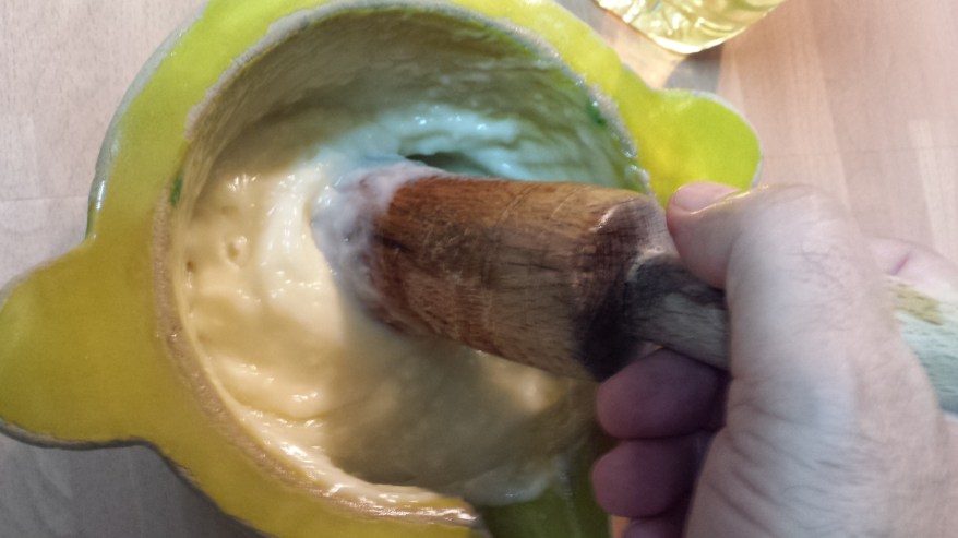 Entre adición y adición de aceite dar vueltas con el mazo notando la consistencia