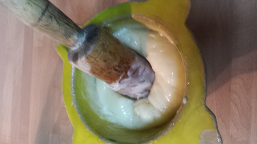 Seguir añadiendo porciones de aceite y girando el mazo hasta tener bastante cantidad