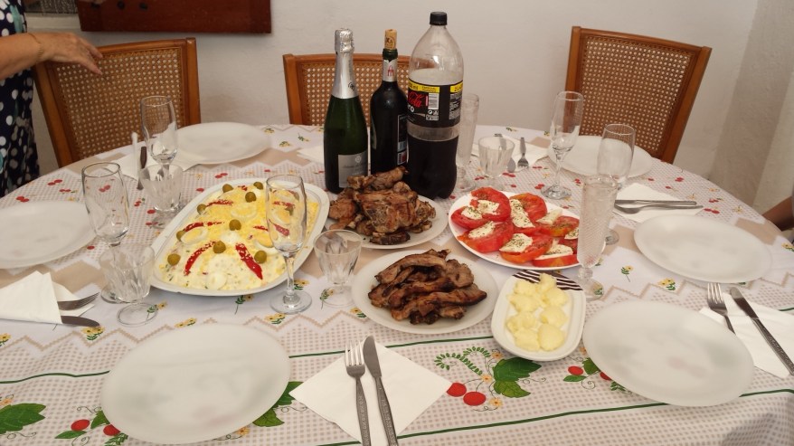 El all-i-oli acompañando una torrá de chulles (chuletas asadas)