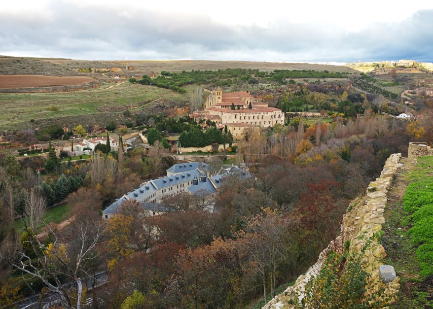 Segovia - Monasterio del Parral (al otro lado del rio) y Casa de la Moneda
