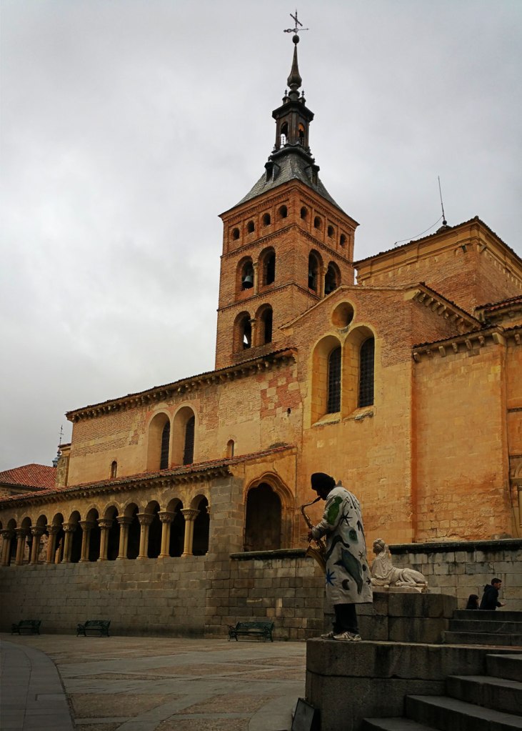 Segovia - Románico (San Martín) y músico callejero