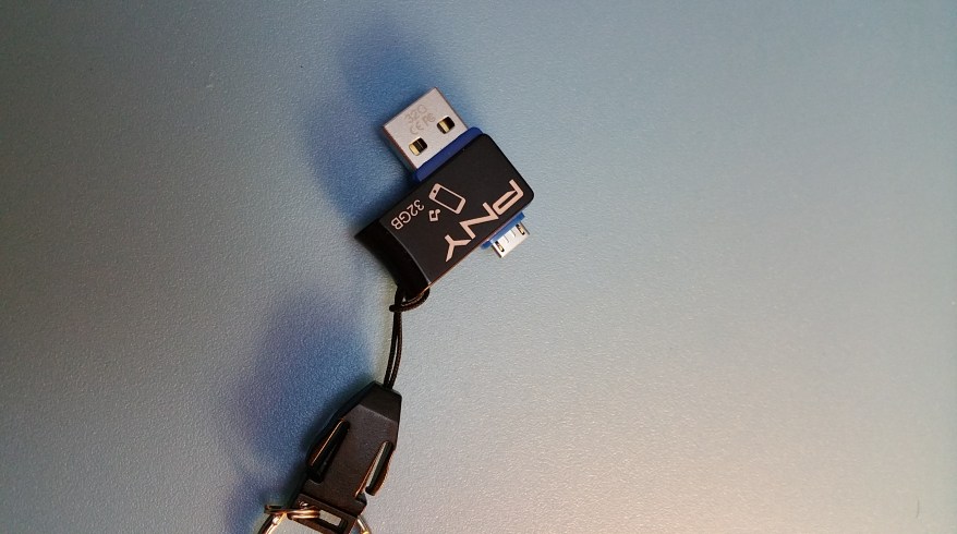 Pendrive OTG con una interfase USB normal y otra micro USB