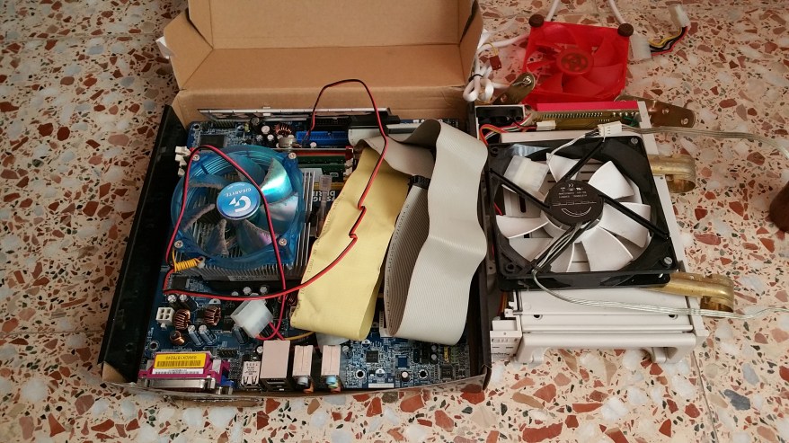 La placa base quitada, lista para otro 'trasplante'