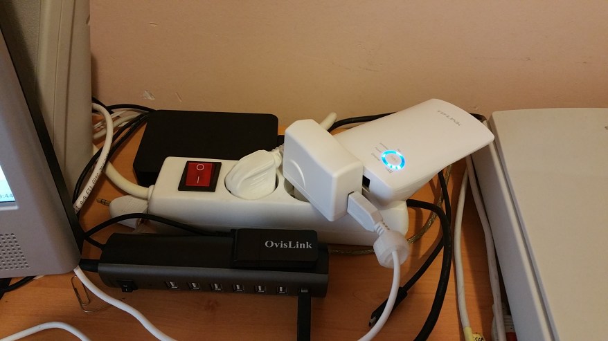 TL-WA850RE- Junto al resto de 'fauna' de periféricos del PC