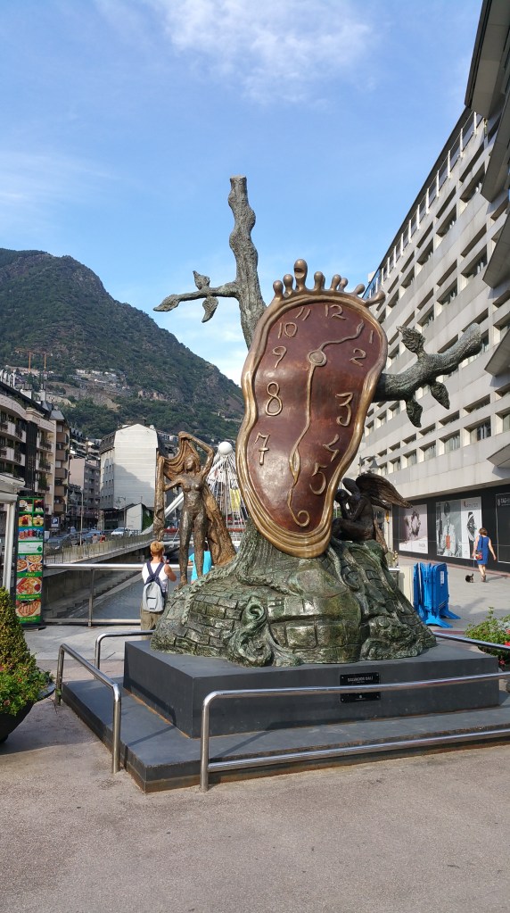 Andorra la Vella. Reloj daliniano sobre el puente del Rio Valira