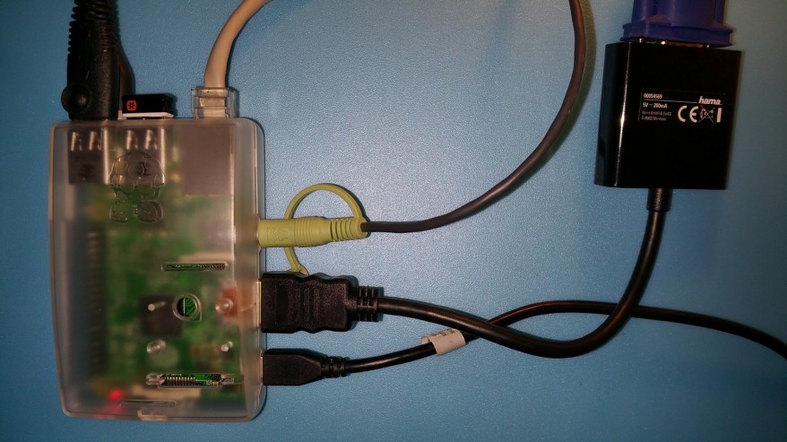 Raspberry Pi, en su caja, conectada y en funcionamiento