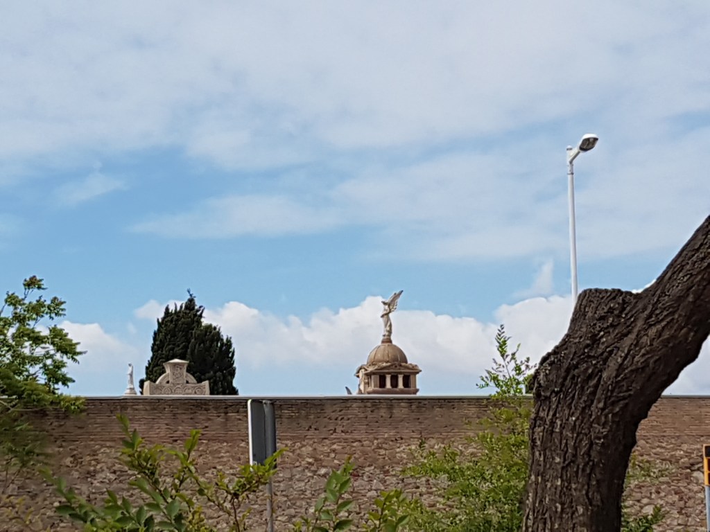 Cementerio de Poble Nou, como estación término. Un ángel vigila en lo alto.